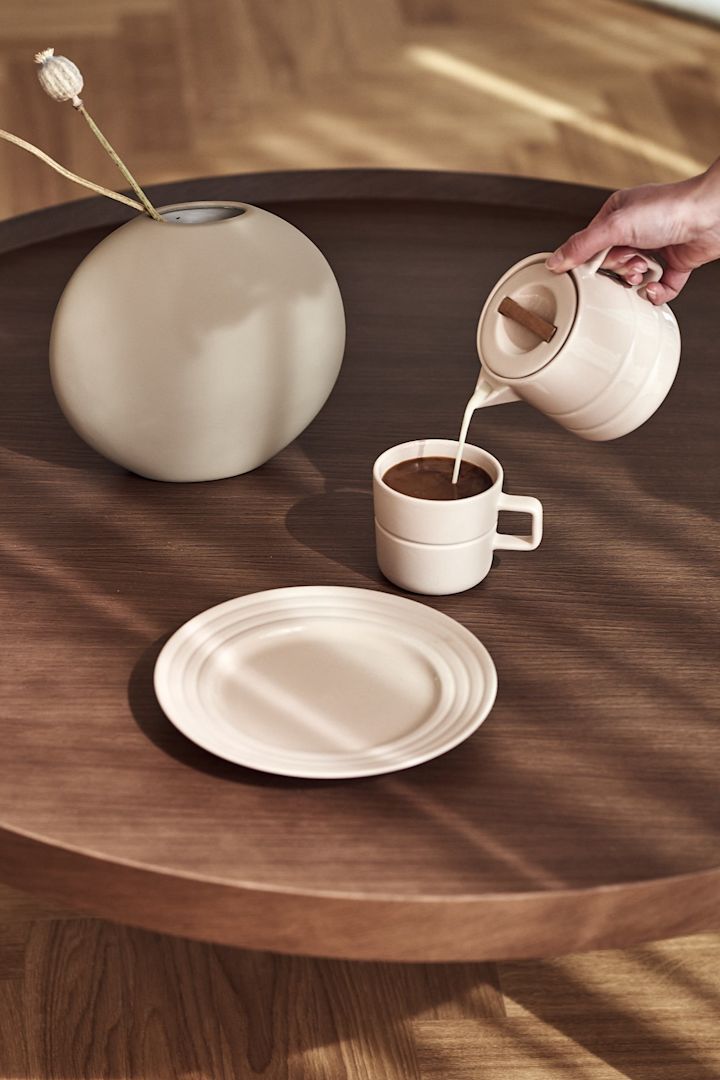 Häller mjölk från NJRD Lines kanna i beige i Lines kaffemugg från NJRD i beige - två av alla 7 beigea favoriter att satsa på i höst.