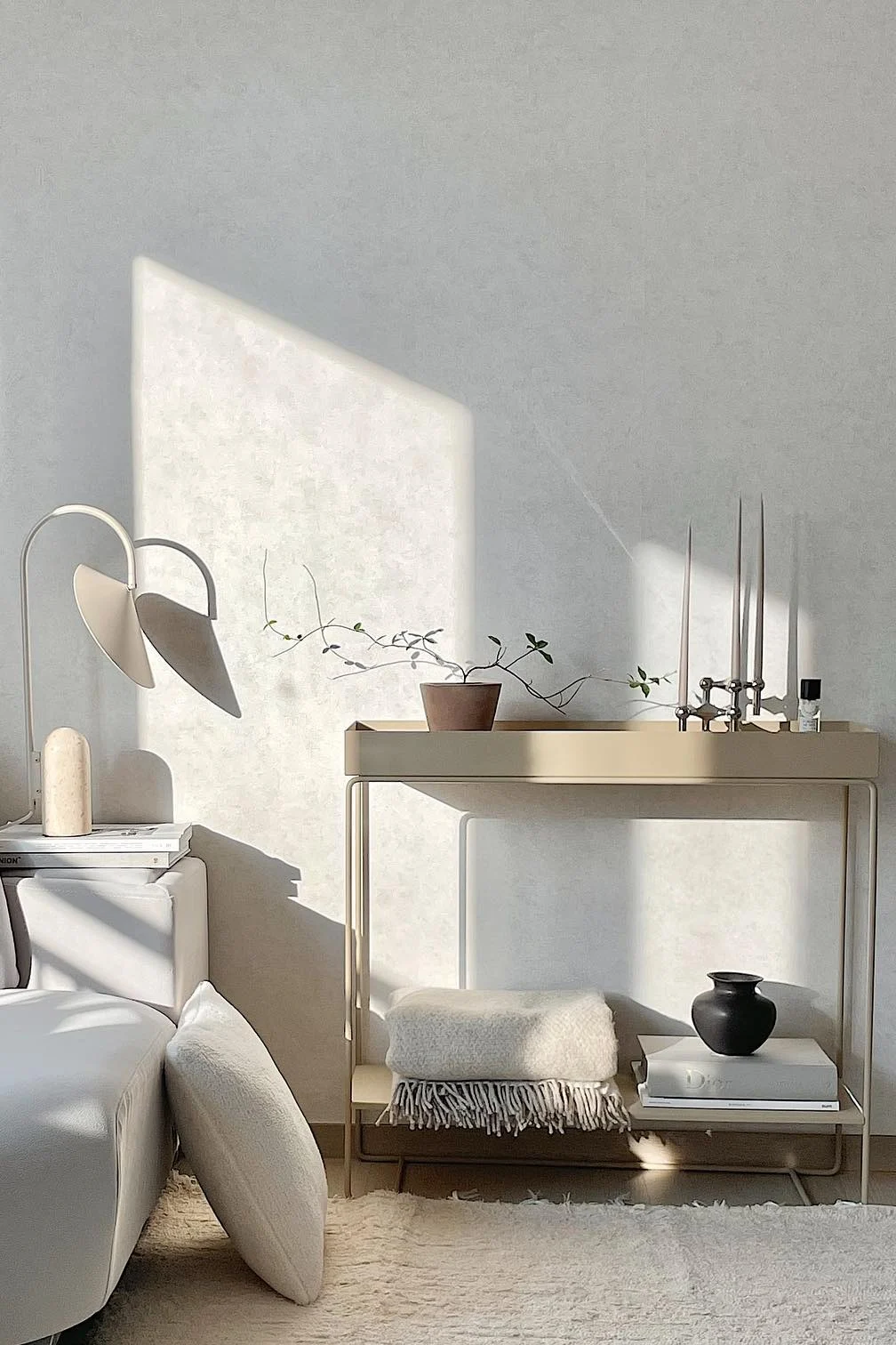 Praktiska och snygga plant box konsolbord i beige cashmere från Ferm Living hemma hos influencern @uniq_j_home är tips på snygga sidobord att inreda hemmet med.