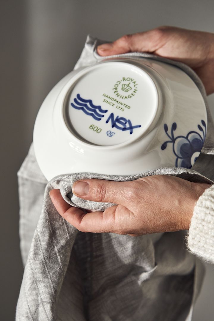 Mega rose skål från Royal Copenhagen i klassiskt blåvitt med de tre blå vågorna som klassisk signatur på undersidan.