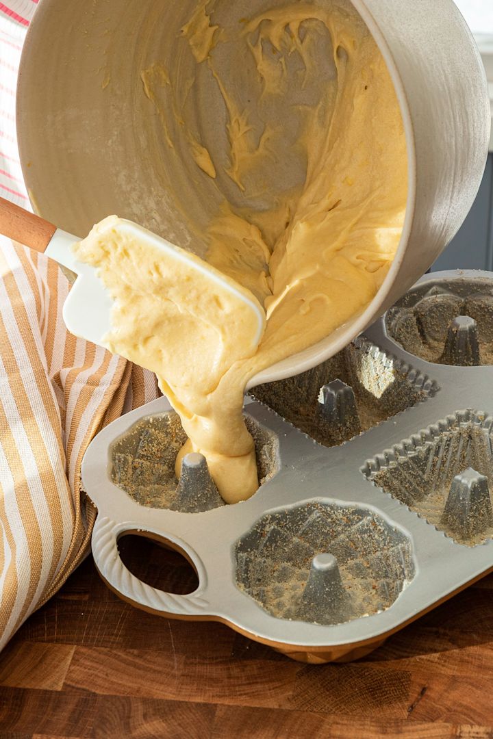 Baka mini-sockerkakor i en Geo bundtlette bakform från Nordic Ware med hjälp av Baka med Fridas enkla påskrecept. Häll i smeten med en praktisk slickepott.