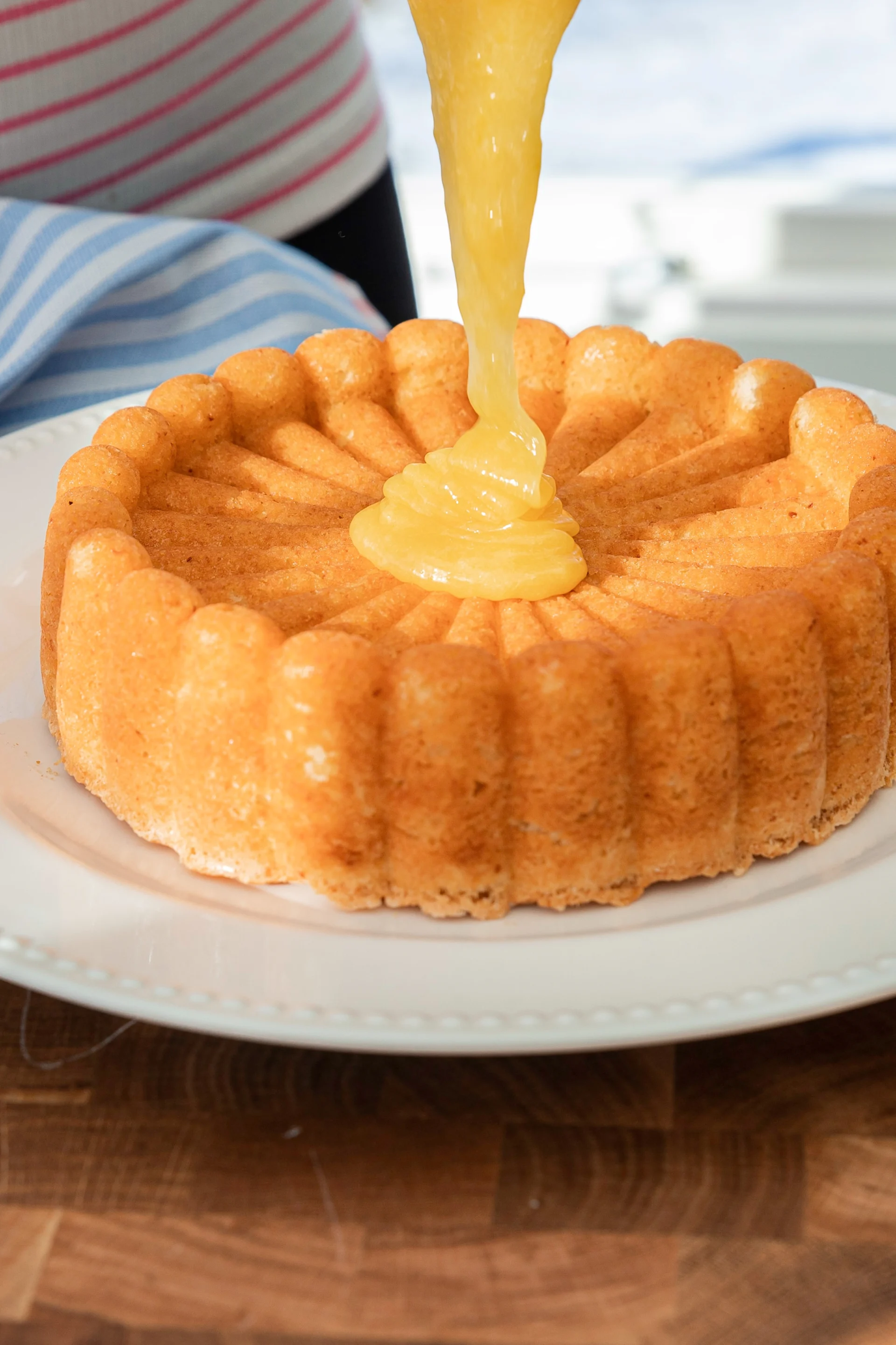 Baka en klassisk Silviakaka i en Charlotte form från Nordic Ware med hjälp av Baka med Fridas enkla påskrecept. Häll över glasyren när den har svalnat på kakan.