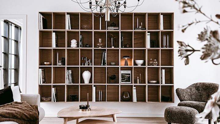 Inreda bokhylla snyggt – inspiration hemma hos Anela Tahirovic @arkihem där portabel belysning, stilleben och växtlighet är tips för att styla bokhyllan snyggt.
