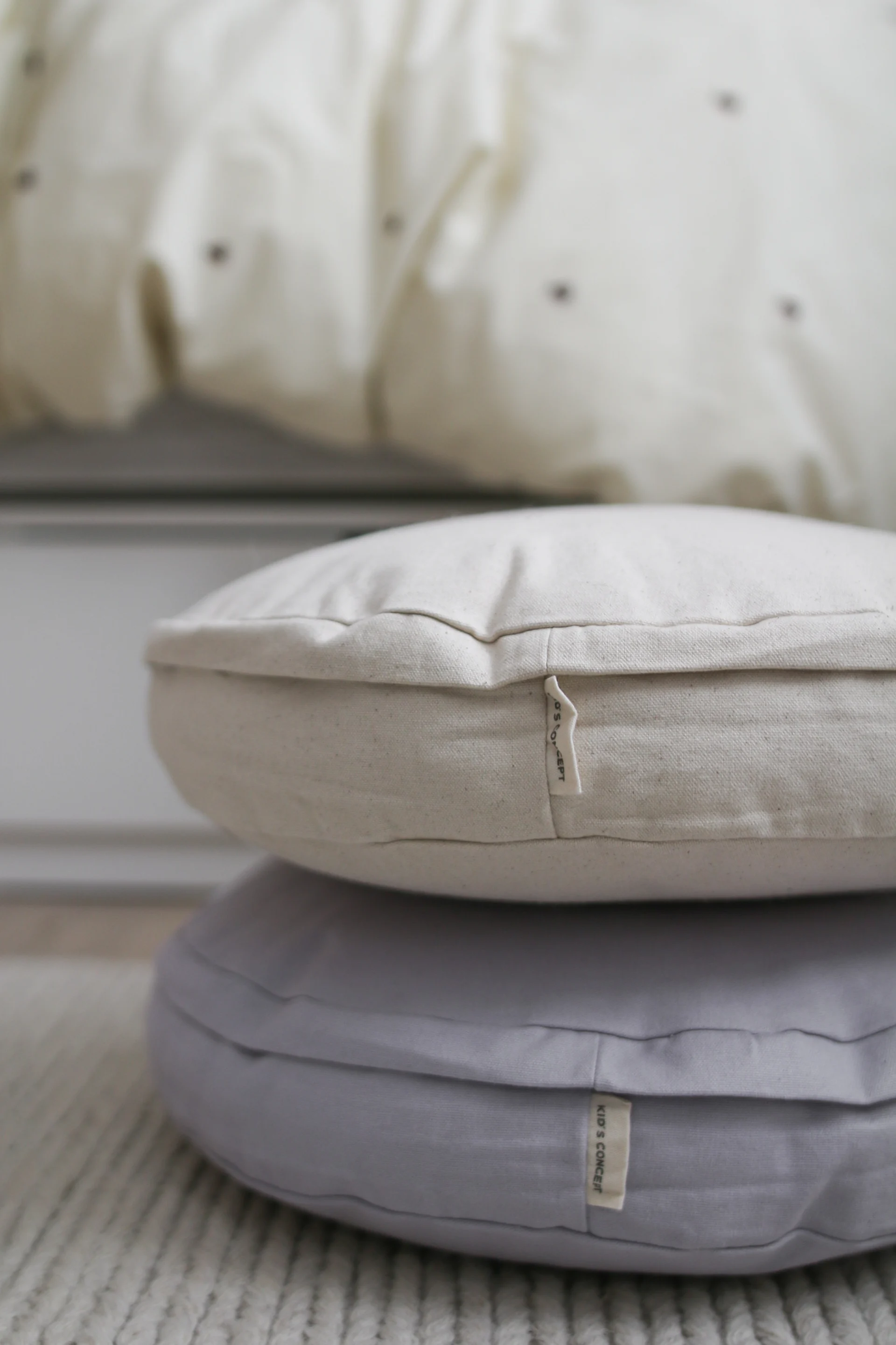 Inreda barnrum - inspiration hemma hos influencern @joanna.avento där hon inrett barnrummet med praktiska golvkuddar från Kid´s Concept.