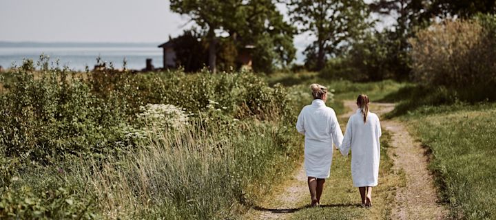 Gör en jordgubbstårta i sommar och bjud in till fikastund med Bodum presskanna och Swedish Grace porslin. 