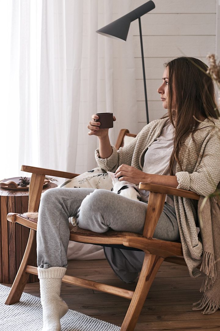 Myshörna där kaffe avnjuts och katten vilar i knäet. 