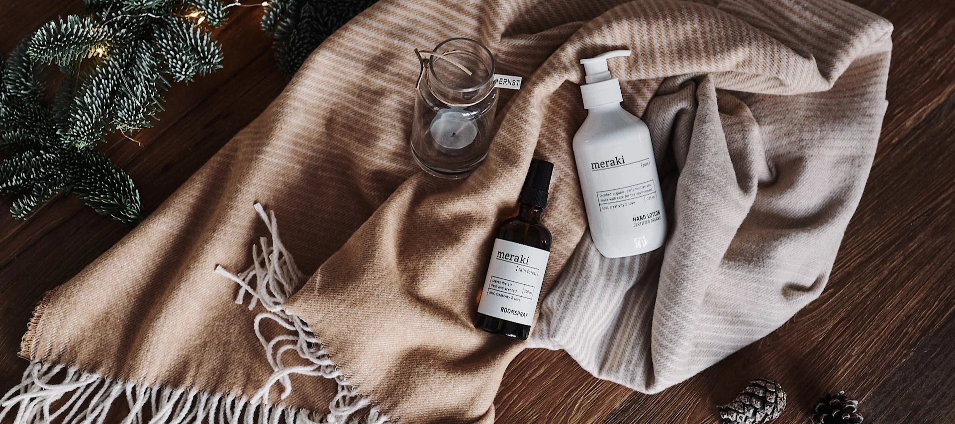 Julklappstips på fint presentkit till mamma och flickvän med pläd, ljuslykta och handtvål.