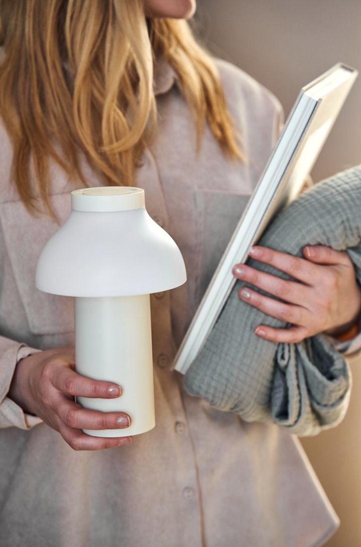 PC är en portabel och uppladdningsbar lampa från HAY, här i stilrent beigt. 