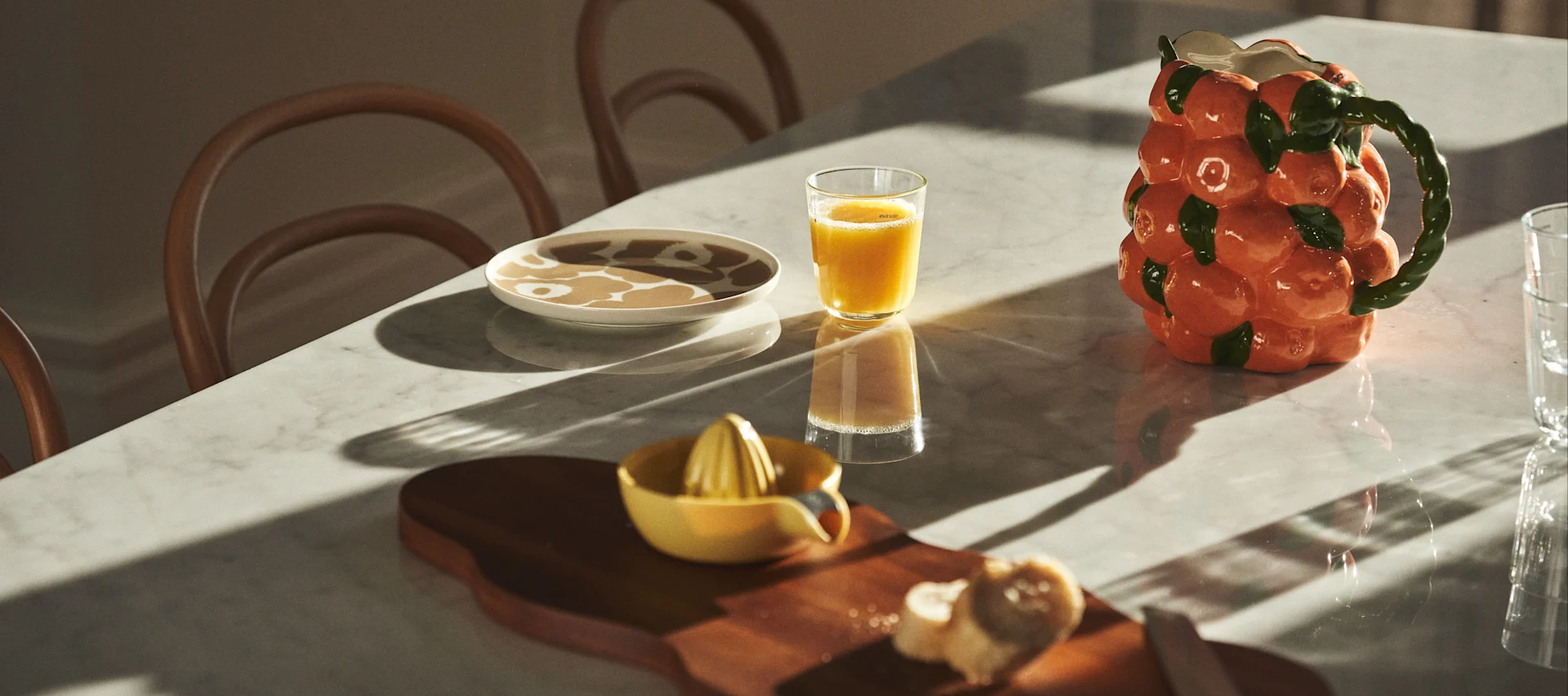 En lyxig helgfrukost uppdukad med blandat porslin & glas.