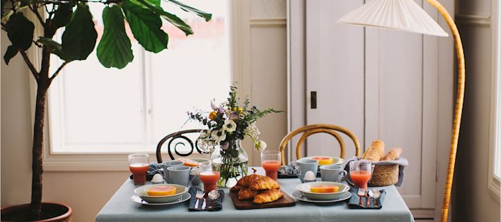 En lyxig helgfrukost uppdukad med porslinsserien Swedish Grace