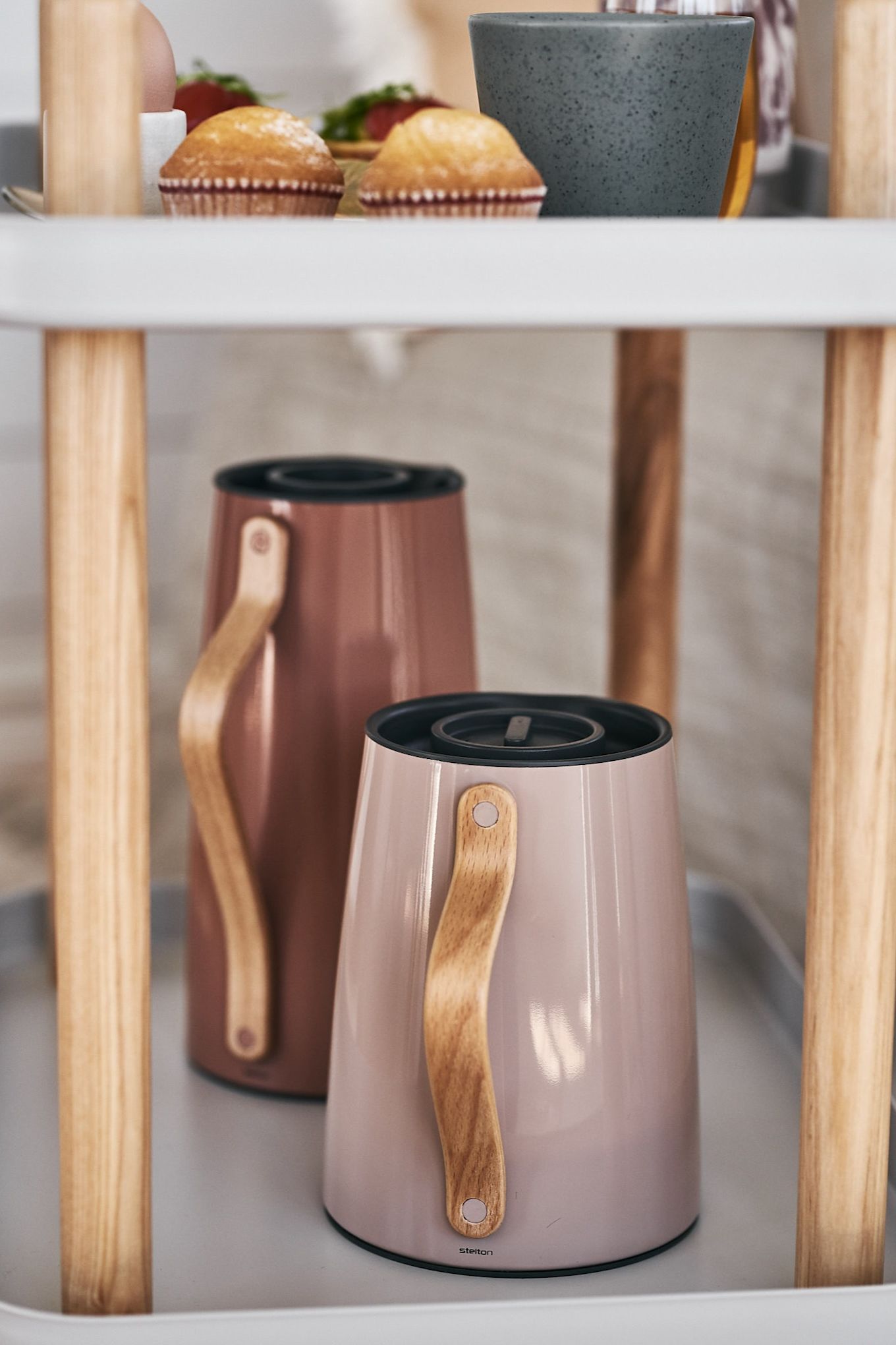 Emma termoskanna från Stelton – en för kaffeälskaren och en för teälskaren står på sidobordet för en mysig stund med frukost i sängen