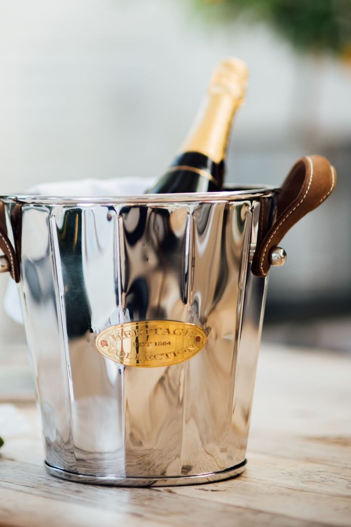 Stilren champagnekylare från Culinary Concepts i rostfritt stål står på serveringsvagnen i väntan på tolvslaget.