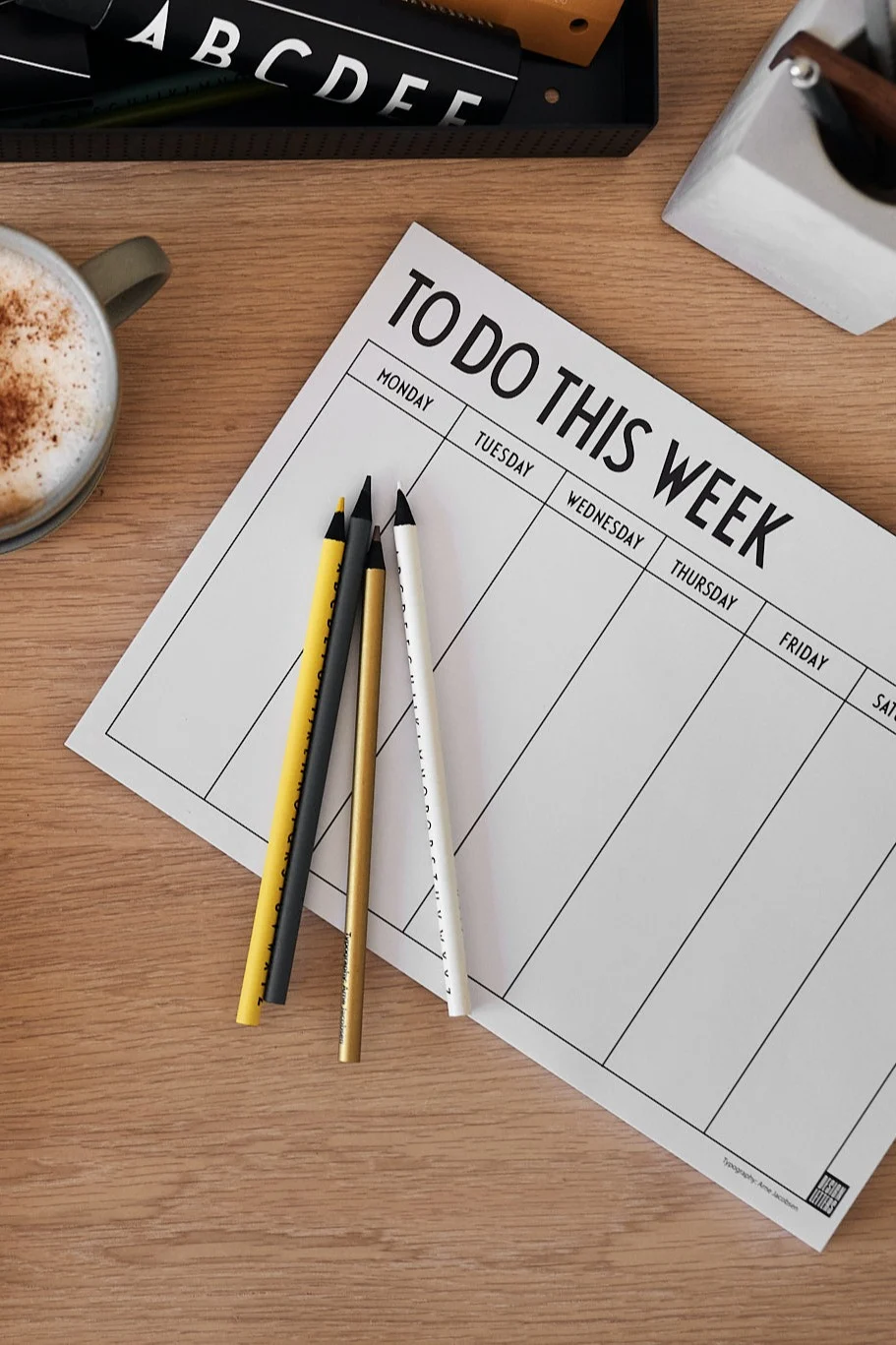 Inred ditt lilla hemmakontor med praktiska detaljer som Design Letters veckoplanerare.