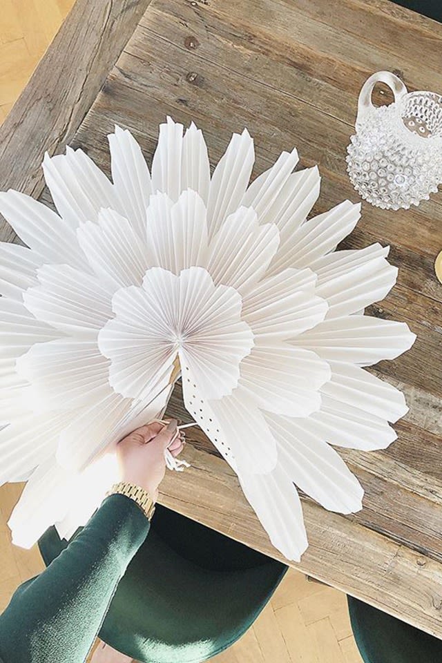 Snöblomma adventsstjärna i papper 44 cm hemma hos Instagram-kontot linnfrederika.