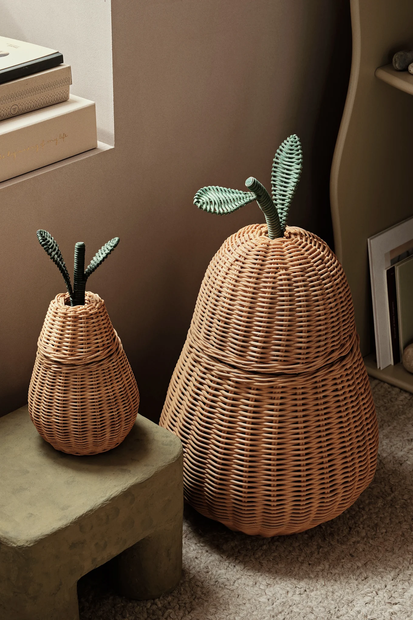 Varför inte kombinera praktisk förvaring och lekfull design när du ska inreda banrum? Pear förvaringskorg från Ferm Living är en päronformad förvaringskorg i rotting som finns som liten och stor.