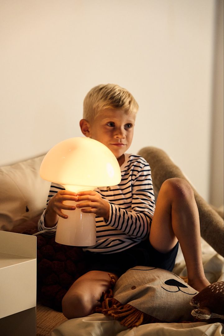 E27 lampa från Muuto med glödlampa med 2500K på ett sidobord. 