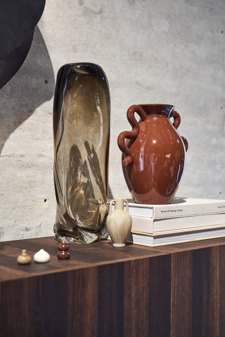 Vaser med abstrakta former ser vi mer och mer bland höstens inredningstrender 2022, speciellt i kombination med hantverkskänslan som i dessa glasvaser. 
