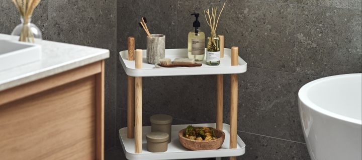 Praktiska Normann block bord på hjul från Normann Copenhagen är en perfekt möbel att inreda litet badrum med.