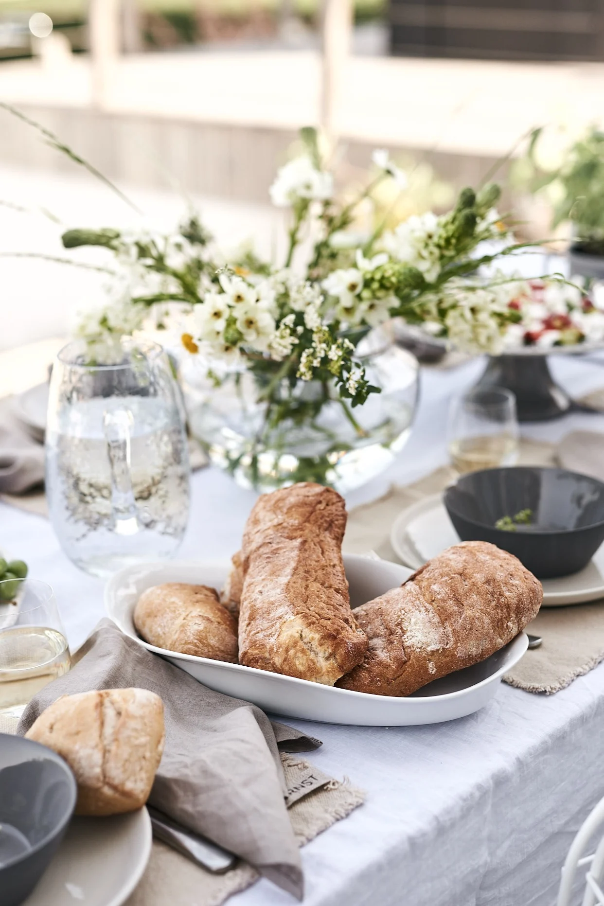 Till salladerna på sommarlunchen serveras även bröd på vitt serveringsfat från Georg Jensen.