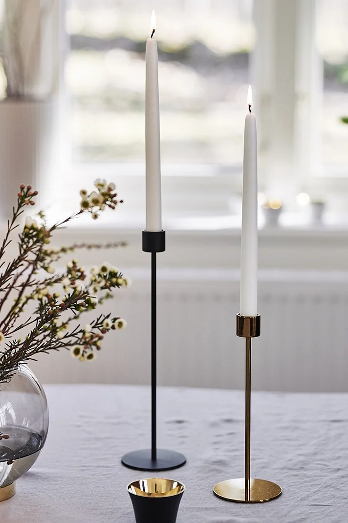 Cooee Design ljusstakar i svart och mässing kompletterar snyggt en urban matplats och skänker samtidigt rummet en mjuk stämning.