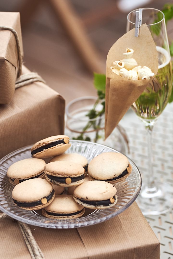 Studenthattar av macarons och popcornstrutar på Karlevi champagneglas från Scandi Living är tips på festliga DIYs och enkla pysseltips till studenten.