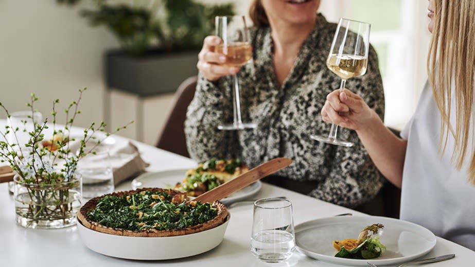 Bjud på enkel mat som paj så får du och gästerna med tid för varandra att umgås och prata över ett glas vin serverat ur Essence vinglas från Iittala. 