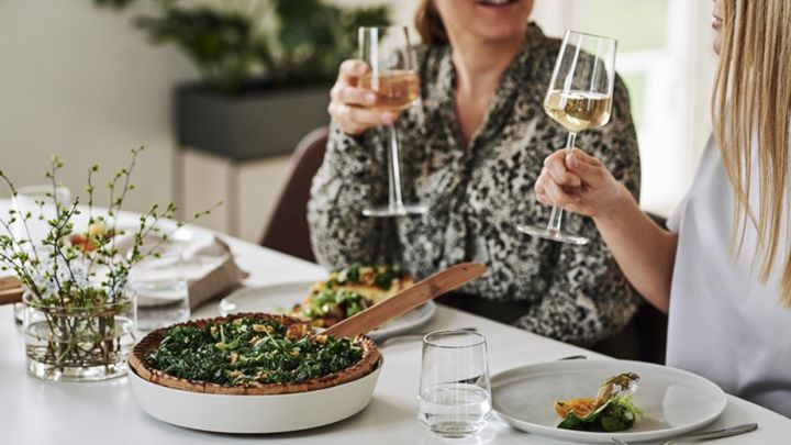 Bjud på enkel mat som paj så får du och gästerna med tid för varandra att umgås och prata över ett glas vin serverat ur Essence vinglas från Iittala. 