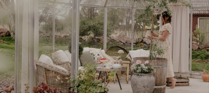 Inspireras av Johanna Berglunds bästa tips när man vill inreda växthus som ett vardagsrum genom textilier, portabel belysning, krukor och växter. @snickargladjen