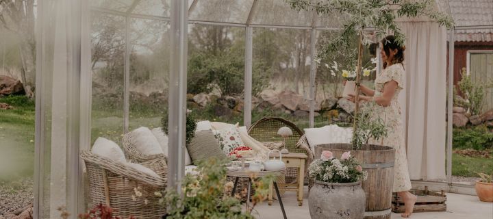 Inspireras av Johanna Berglunds bästa tips när man vill inreda växthuset som ett vardagsrum genom mysiga textilier, portabel belysning, krukor och växter. Foto: @snickargladjen