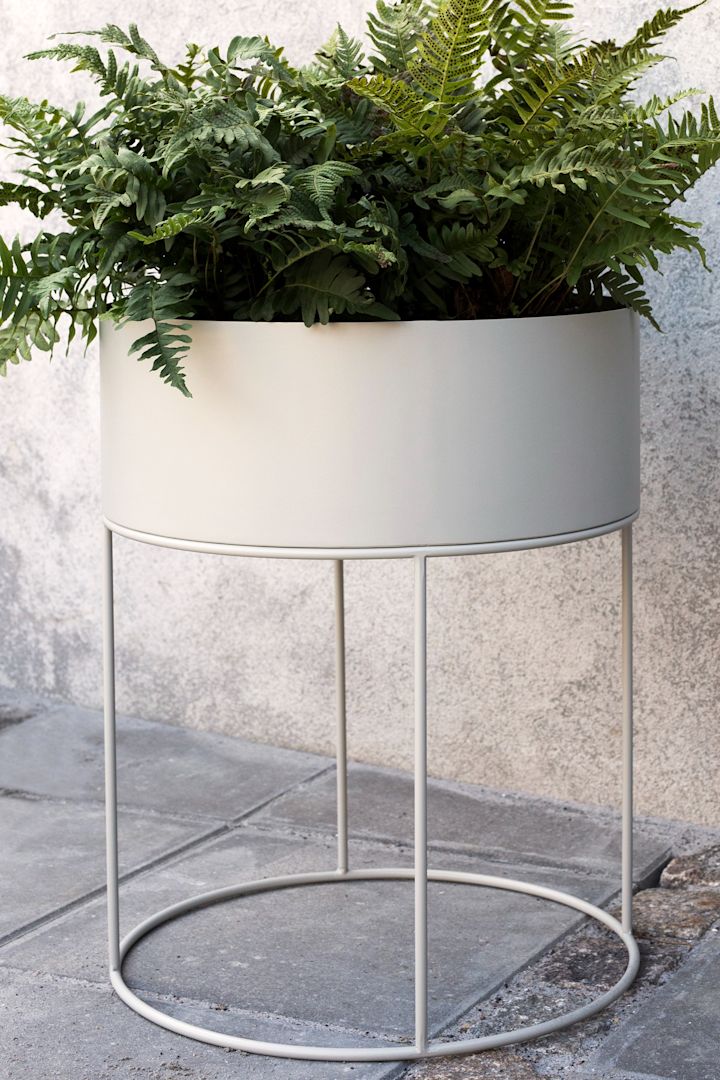Från Ferm Living kan du köpa en rund plant box som är en stor rund kruka i metall med stativ. Den stora krukan är perfekt för större växter men fungerar även fint att ha en mindre odling i.