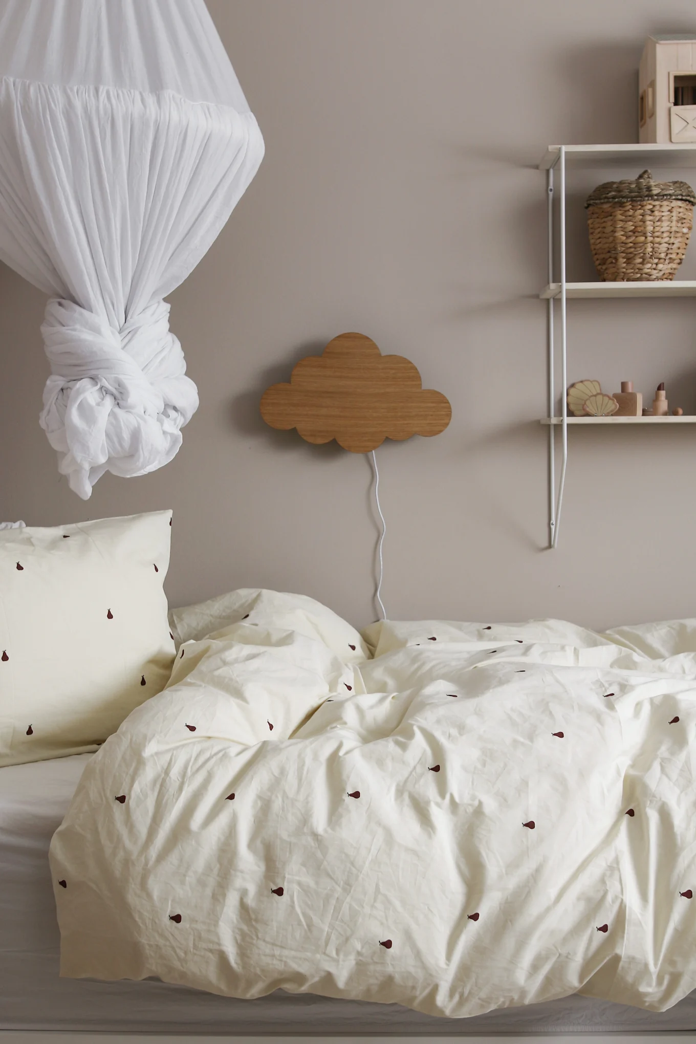 Inreda barnrum - inspiration hemma hos influencern @joanna.avento där hon inrett barnrummet med ett lekfullt påslakan med små päron på från ferm LIVING.