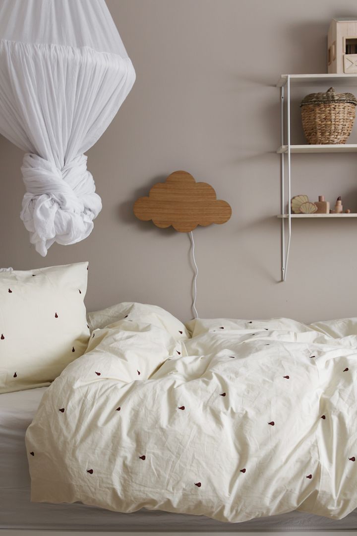 Inreda barnrum - inspiration hemma hos influencern @joanna.avento där hon inrett barnrummet med ett lekfullt påslakan med små päron på från ferm LIVING.