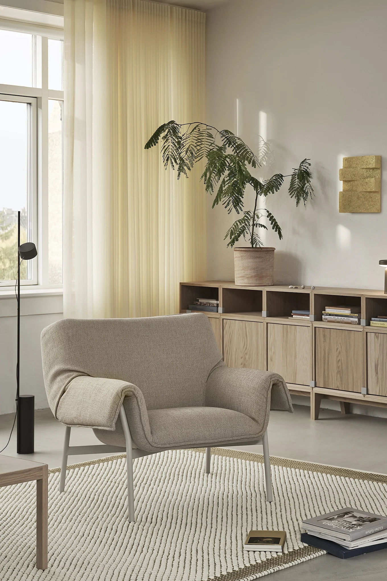 Greige är på väg tillbaka i inredningstrenderna för 2025, här ser du fåtöljen Wrap från Muuto i en gråbeige nyans. 