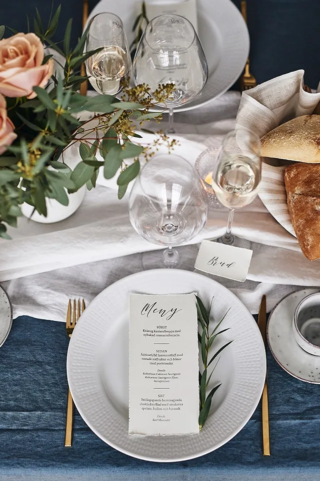 Tvis guldbestick från Broste Copenhagen passar fint i en bröllopsdukning.