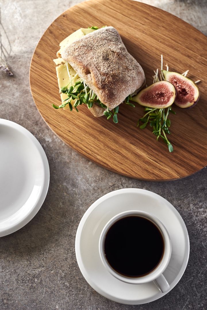 Kaffekopp, assiett & skärbräda från serien Raami från Iittala med kaffe och frukostfralla på. 