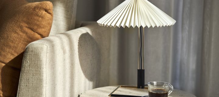 Matin bordslampa från HAY är ett tips på en trendig lampa med plisserad lampskärm, den har en stålram i mässing och passar perfekt att ha på ett sidobord.