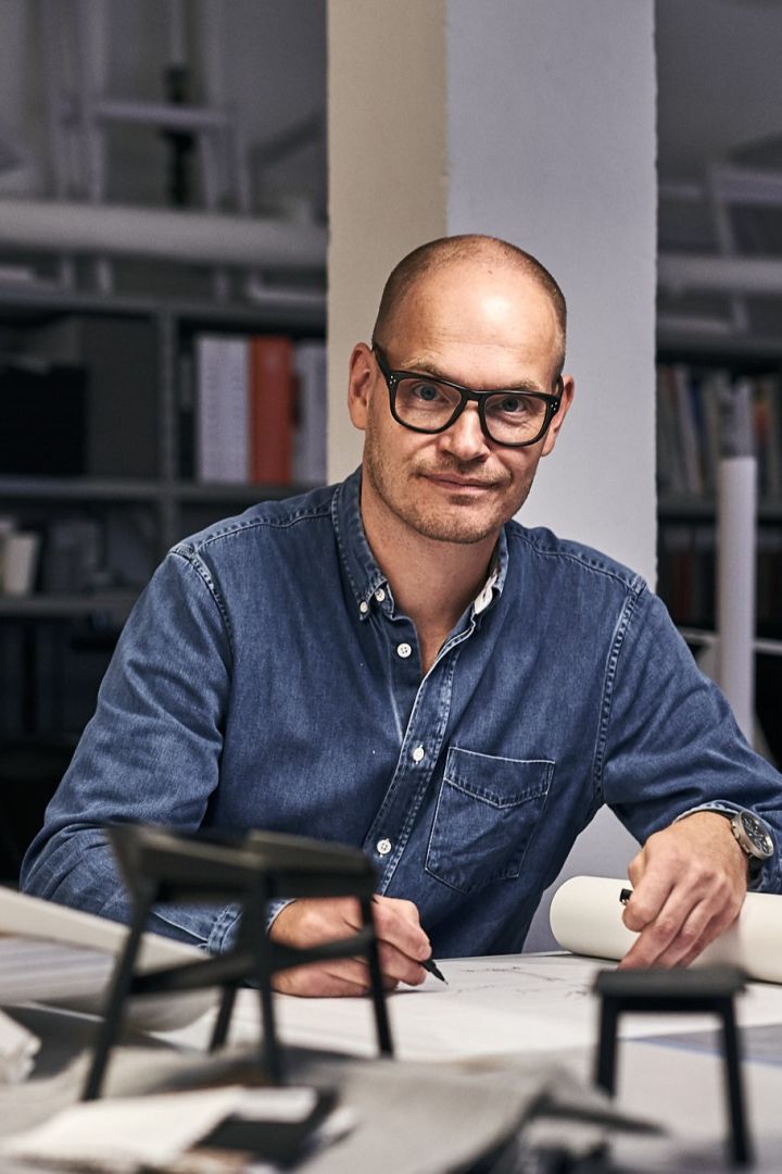 Danska formgivaren Thomas Bentzen skissar i sin studio. 