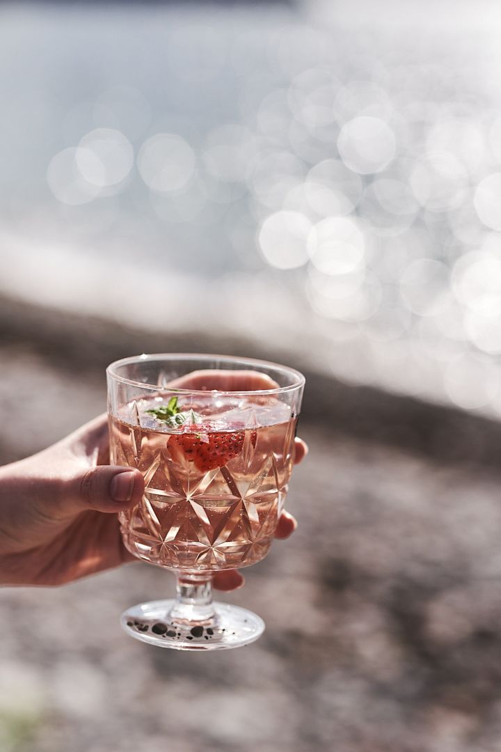 Sagaform picknick-glas i plast med alkoholfri sangria i. 