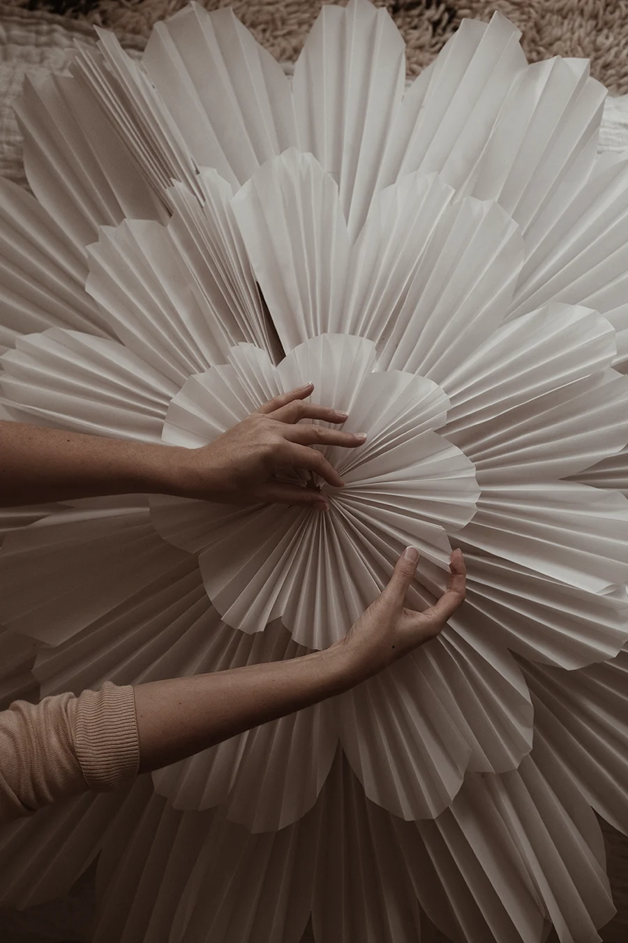 Snöblomma adventssjärna i vitt papper, från Watt & Veke är en klassisk julstjärna för fönster. 