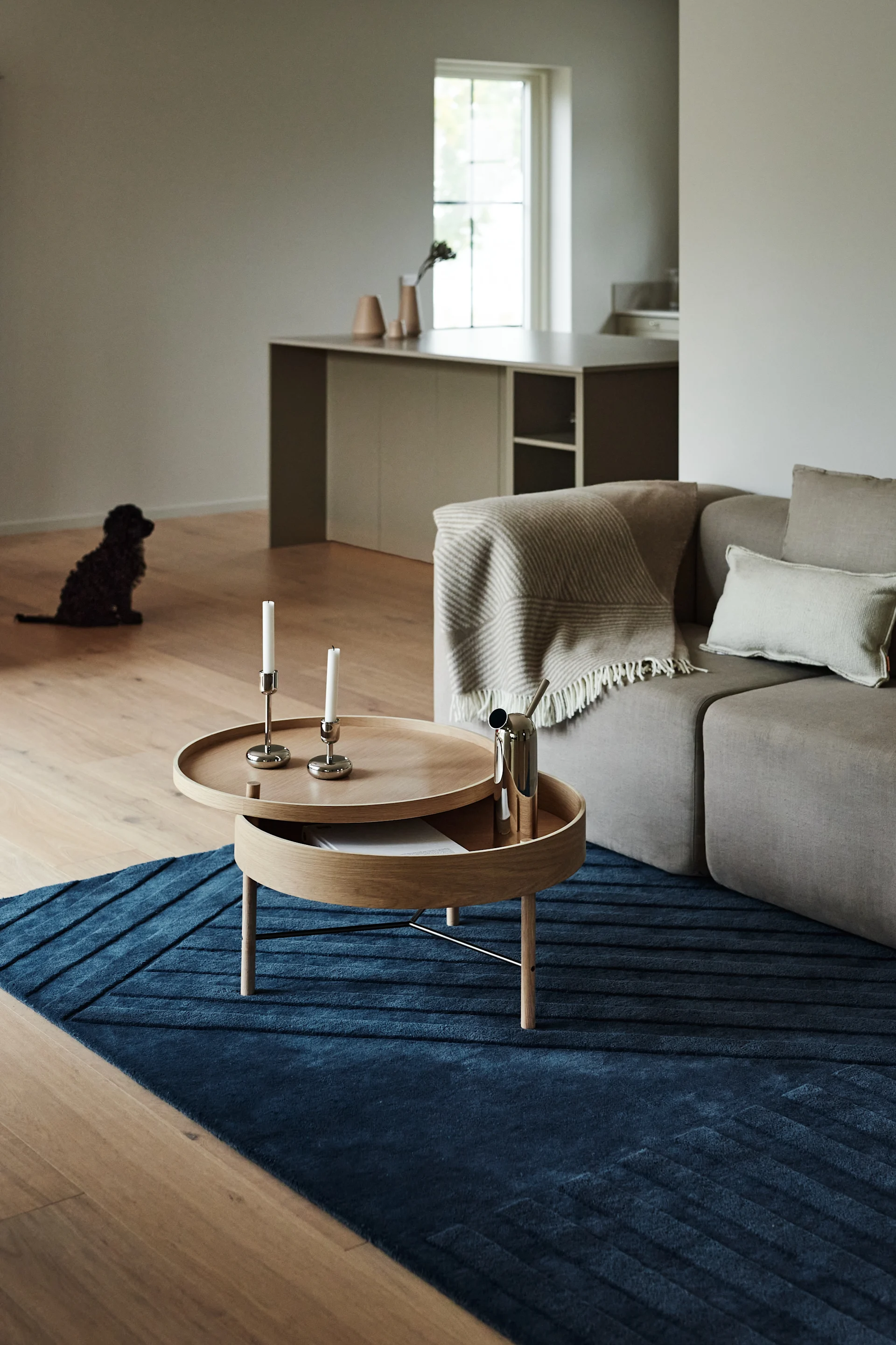 Inred med mattor – vardagsrum - här ser du NJRD Levels ullmatta stripes i blått.