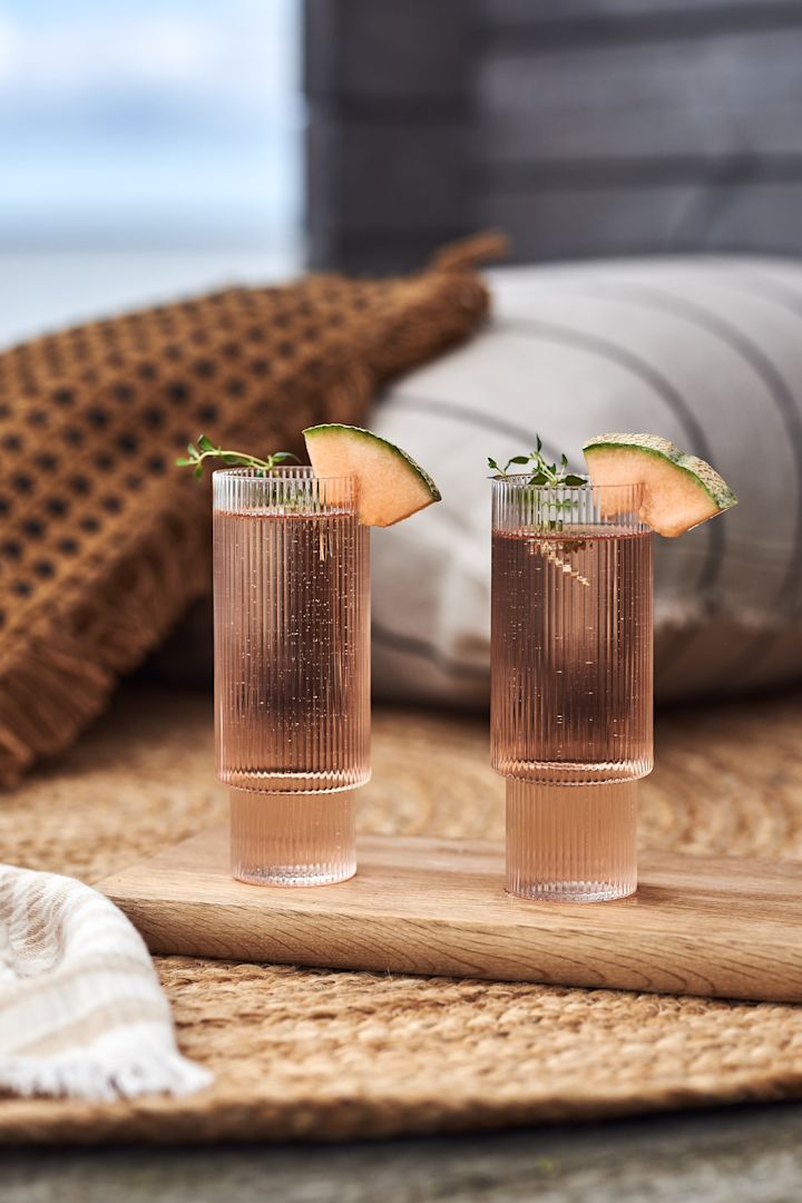 Sommardrink på grapefrukt och sötmelon serverade ur Ripple Longdrink-glas från Ferm Living. 