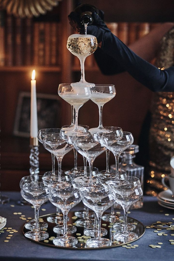 Högt champagnetorn med kupade glas skapar stämning på nyårsfesten. 