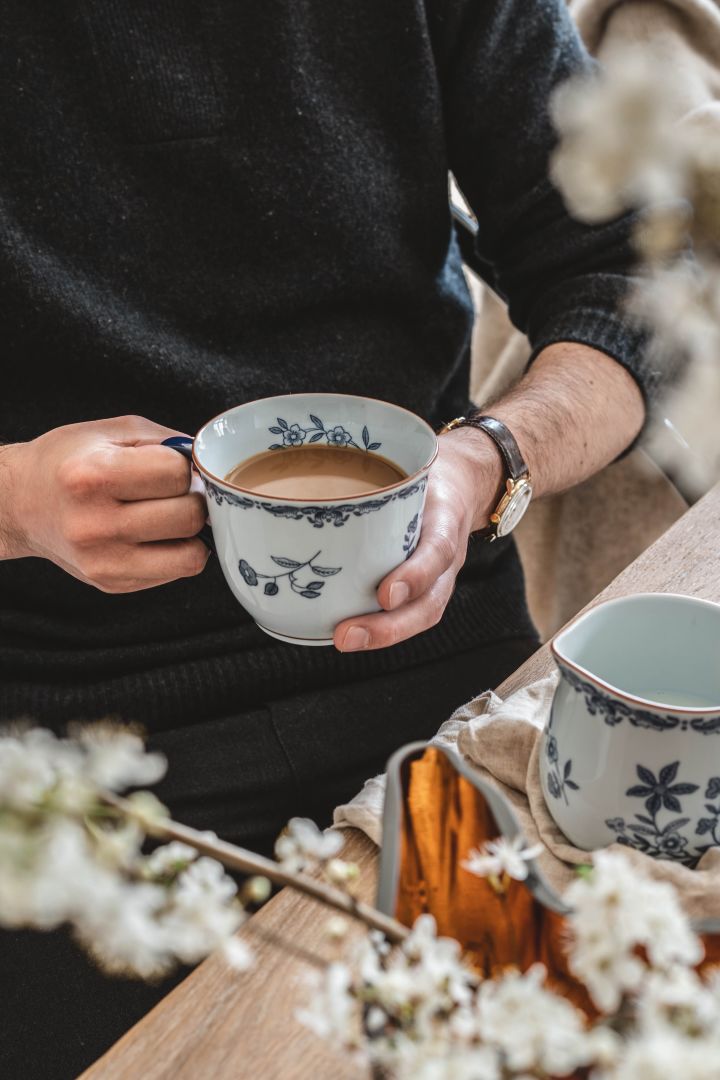 Ostindia kaffekopp i blått hemma hos Instagram-profilen Hannes Mauritzson. 