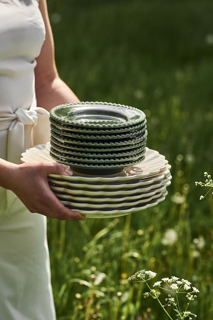 Skapa en sommardukning i trädgården i sommar med Daria gröna assietter från PotteryJo och Oyster assietter i färgen Sand från Mateus.