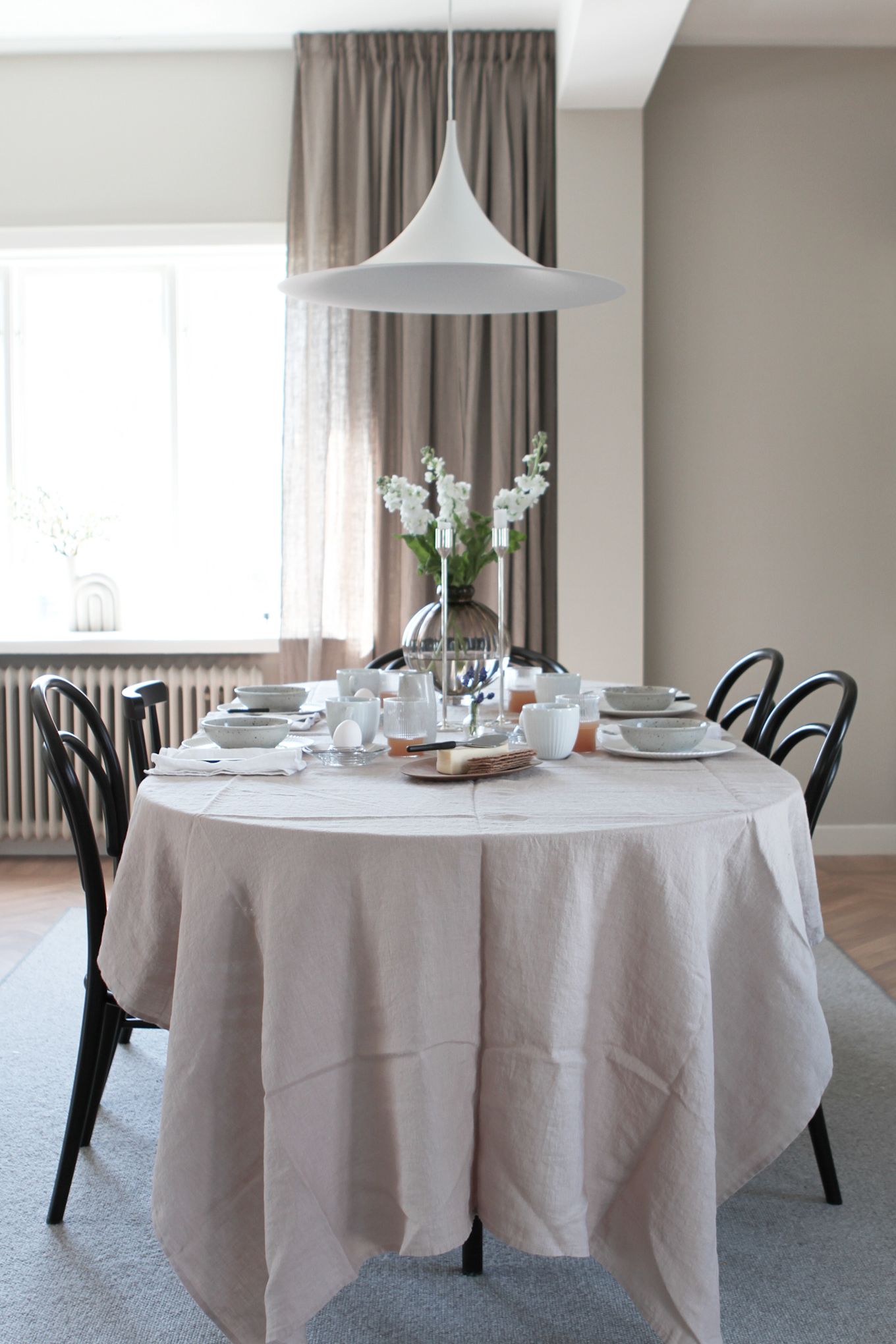 Matplatsen är nyrenoverad av Moe of Sweden och är inredd med mysiga Sunshine gardiner, linneduk och linneservetter från Himla. 