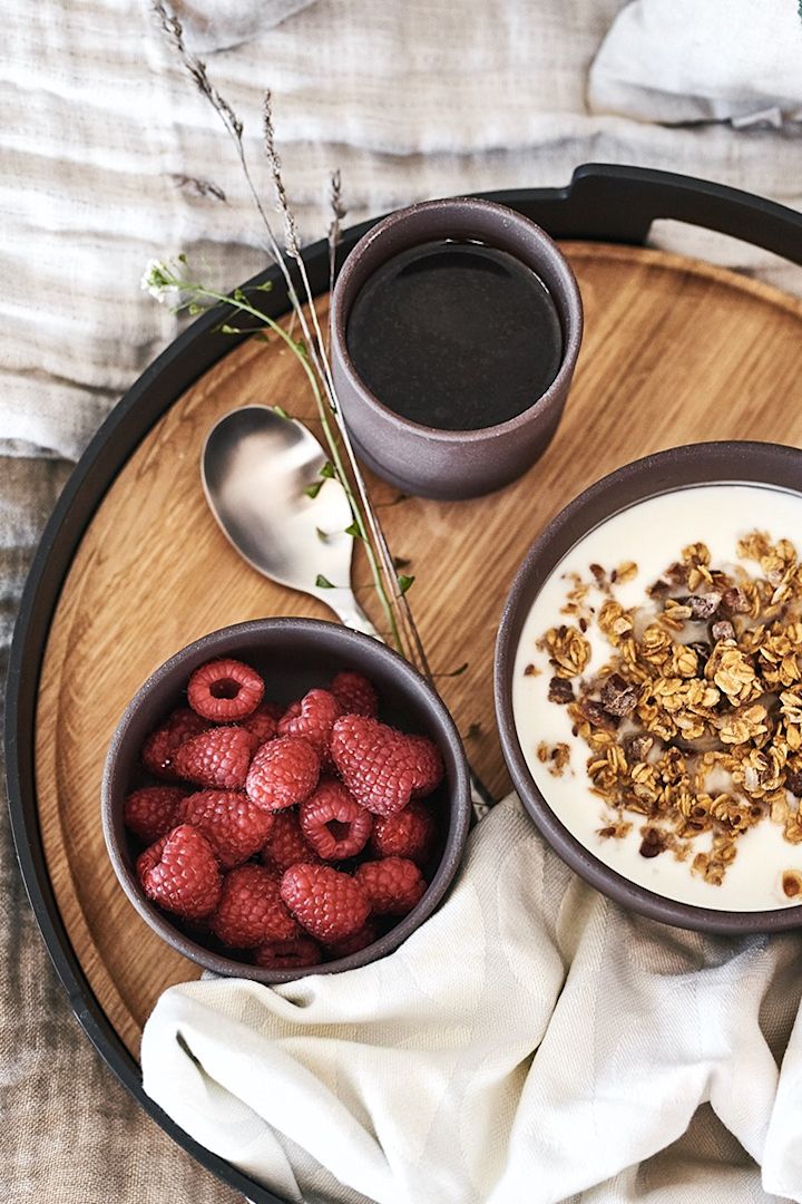 Frukost på sängen ligger serverat på bricka från Eva Solo för en lugn stund på morgonen.