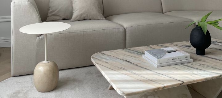 Trendiga och eleganta Lato bord LN8 i vit marmor från &Tradition hemma hos influencern @homebynicky är tips på snygga sidobord att inreda hemmet med.