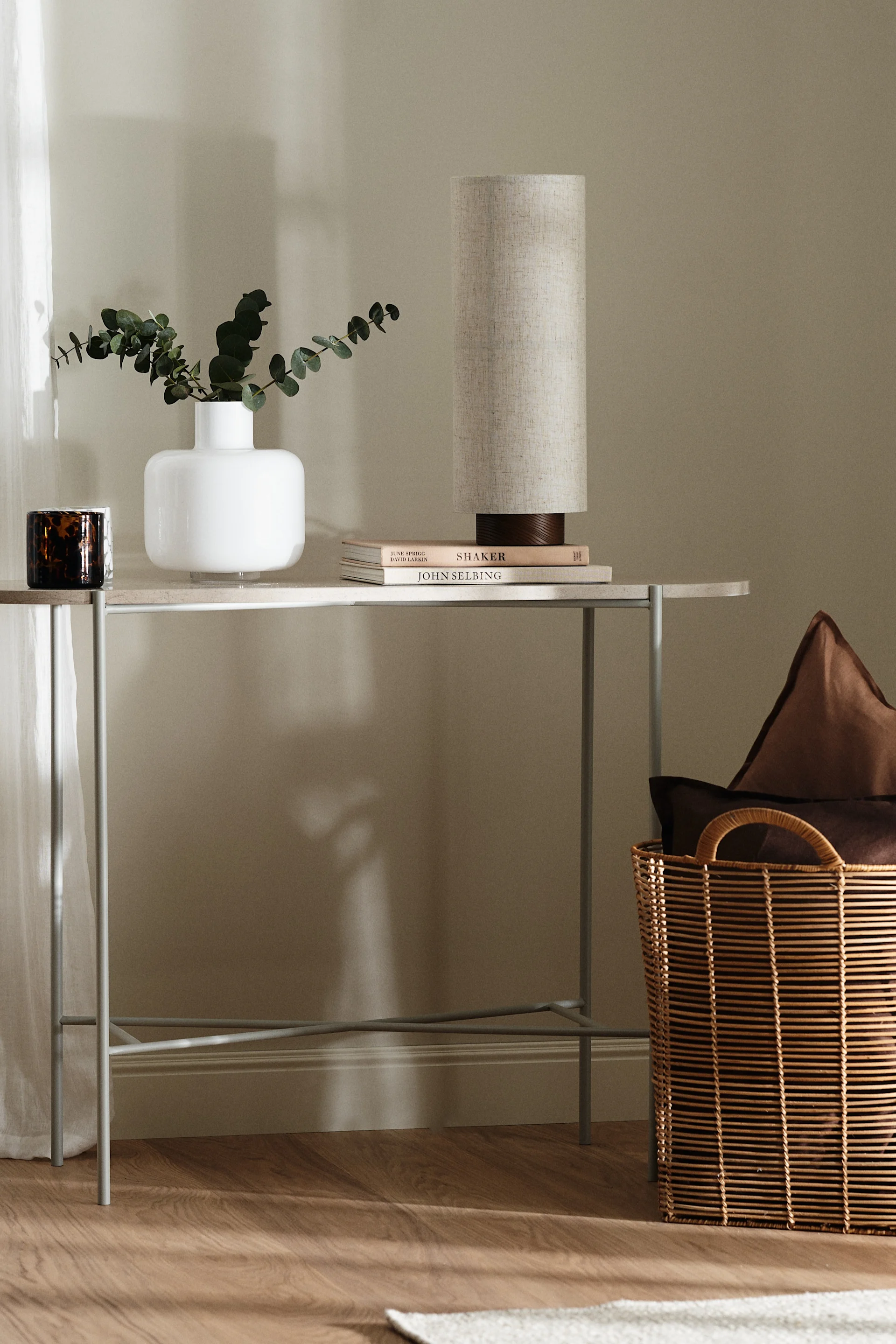 Skapa ett feng shui-vardagsrum genom att hålla ordning och reda med 1898 avlastningsbord.