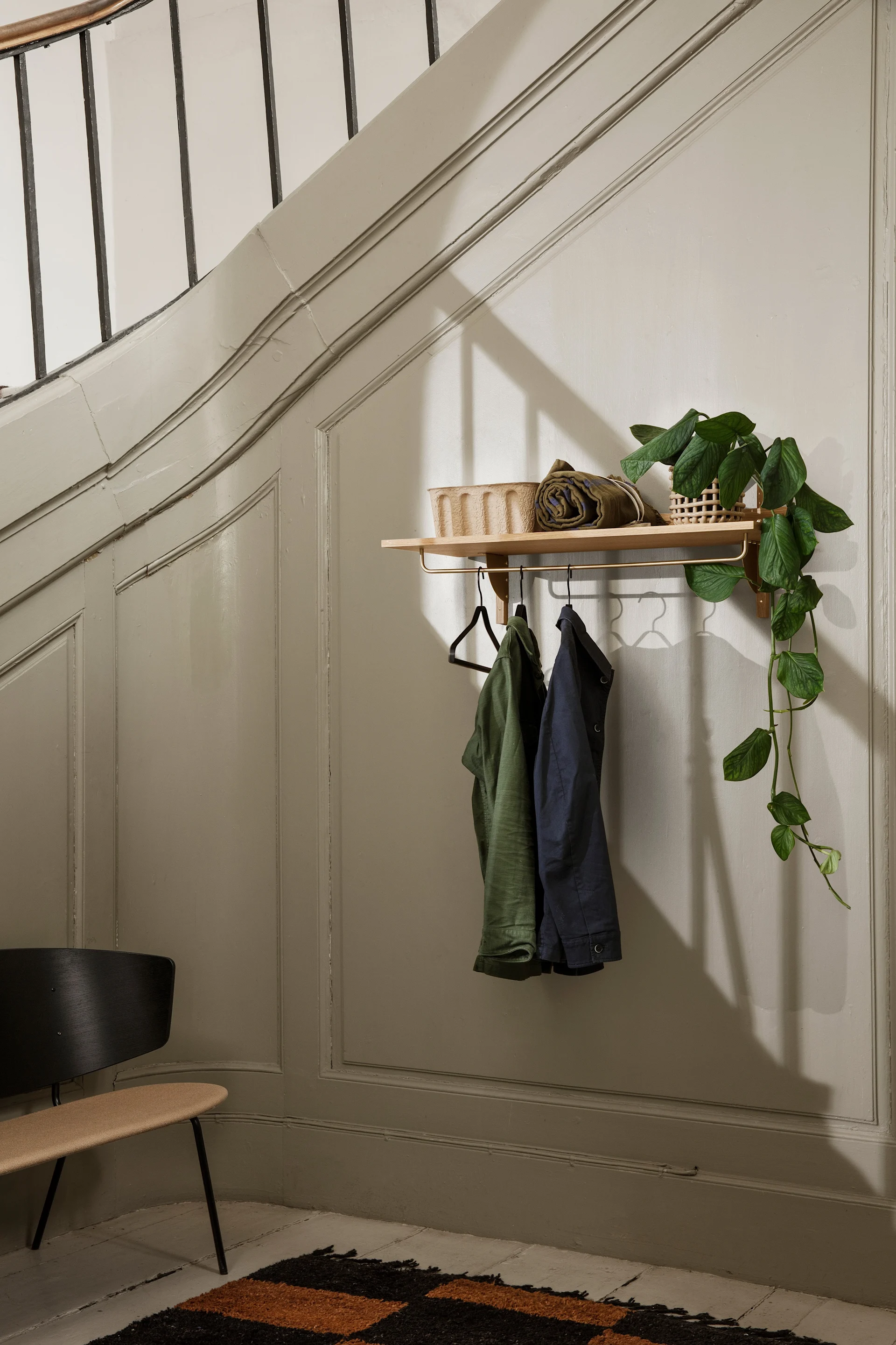 Inreda liten hall - inspiration från ferm LIVING för att få hallen mer organiserad genom en öppen garderob med Sector hylla med en stång att hänga galgar.