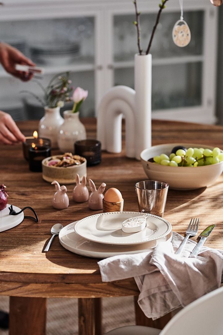Duka till påsk med olika sorters porslin, glas och textilier för att skapa dynamik på bordet. Addera lite söta påskdekorationer till frukostdukningen för att förstärka känslan av högtiden.