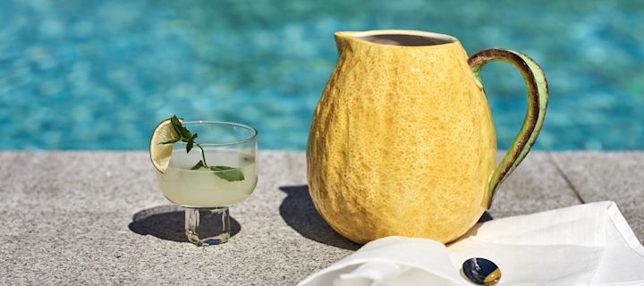 Tips på enkla sommardrinkar – en uppfriskande lemonad, här serverad i citronformad kanna från BYON. 